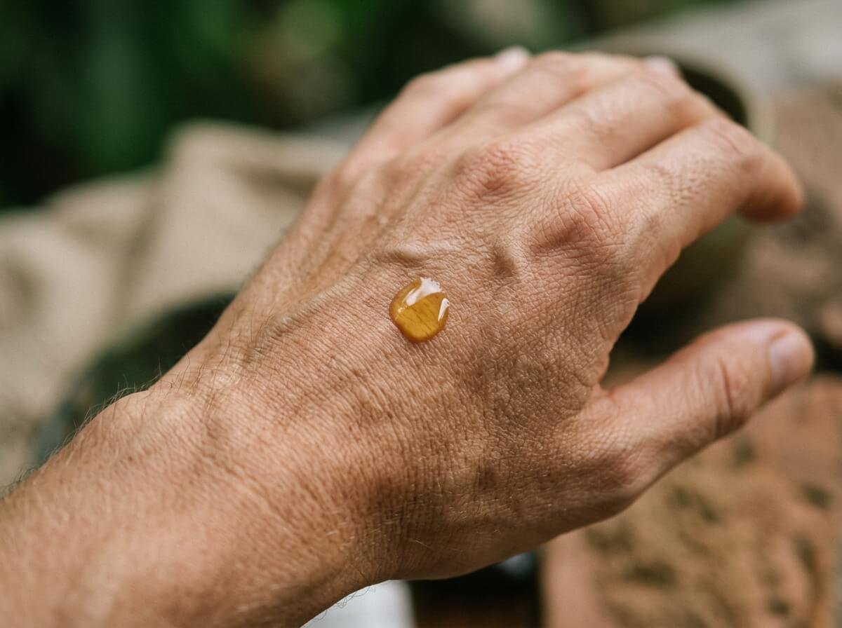 a drop of oil on skin illustrating comedogenic absorption