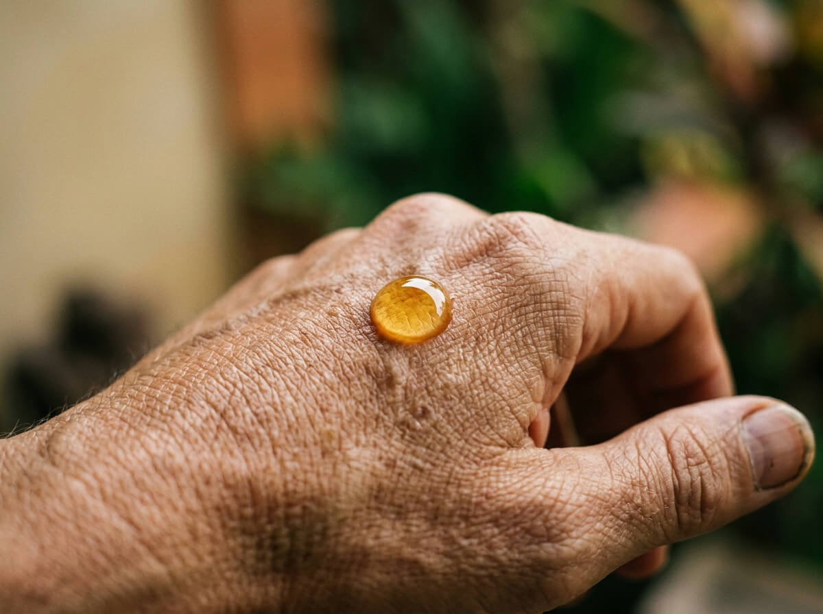 close-up of an oil droplet on skin, illustrating what non-comedogenic oils mean for pores